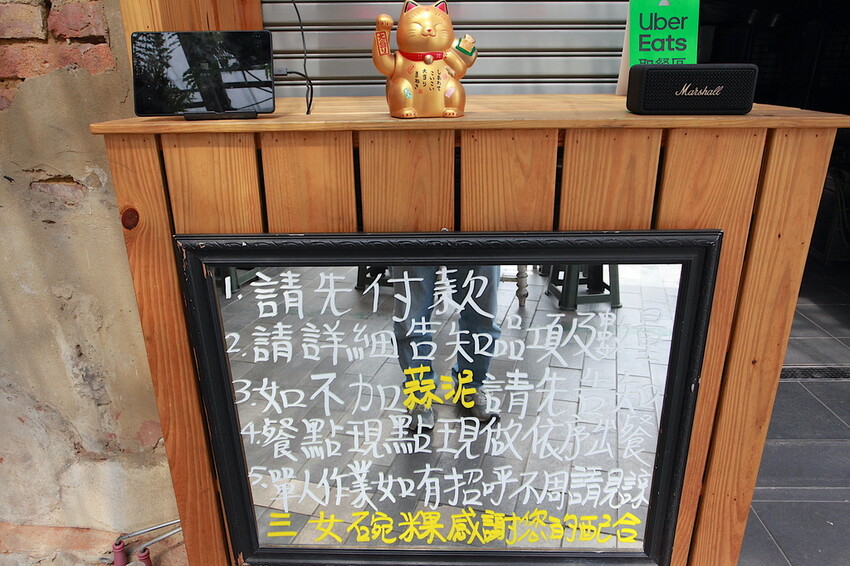 台南市中西區吃。台南市|中西區。「三女碗粿」罕見文青風古早味碗粿店,外觀潔白碗粿糕體竟然這麼好吃「三女碗粿」。