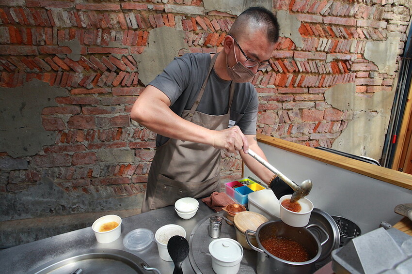 台南市中西區吃。台南市|中西區。「三女碗粿」罕見文青風古早味碗粿店,外觀潔白碗粿糕體竟然這麼好吃「三女碗粿」。