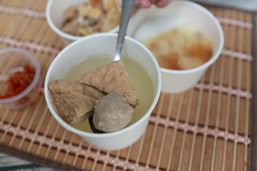 台南市中西區吃。台南市|中西區。「三女碗粿」罕見文青風古早味碗粿店,外觀潔白碗粿糕體竟然這麼好吃「三女碗粿」。