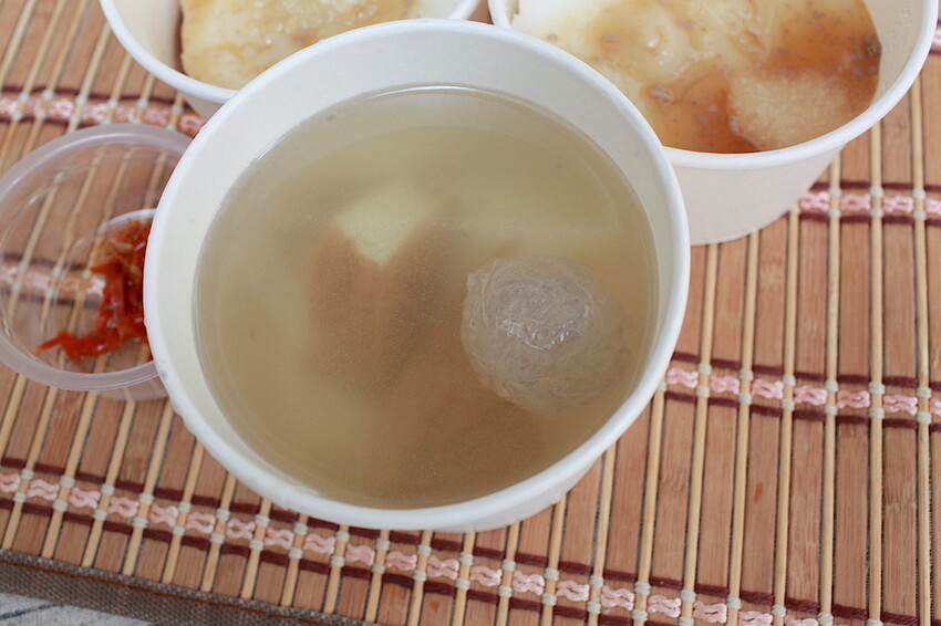 台南市中西區吃。台南市|中西區。「三女碗粿」罕見文青風古早味碗粿店,外觀潔白碗粿糕體竟然這麼好吃「三女碗粿」。