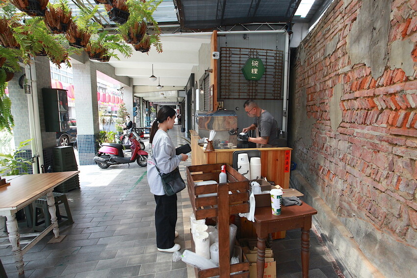 台南市中西區吃。台南市|中西區。「三女碗粿」罕見文青風古早味碗粿店,外觀潔白碗粿糕體竟然這麼好吃「三女碗粿」。