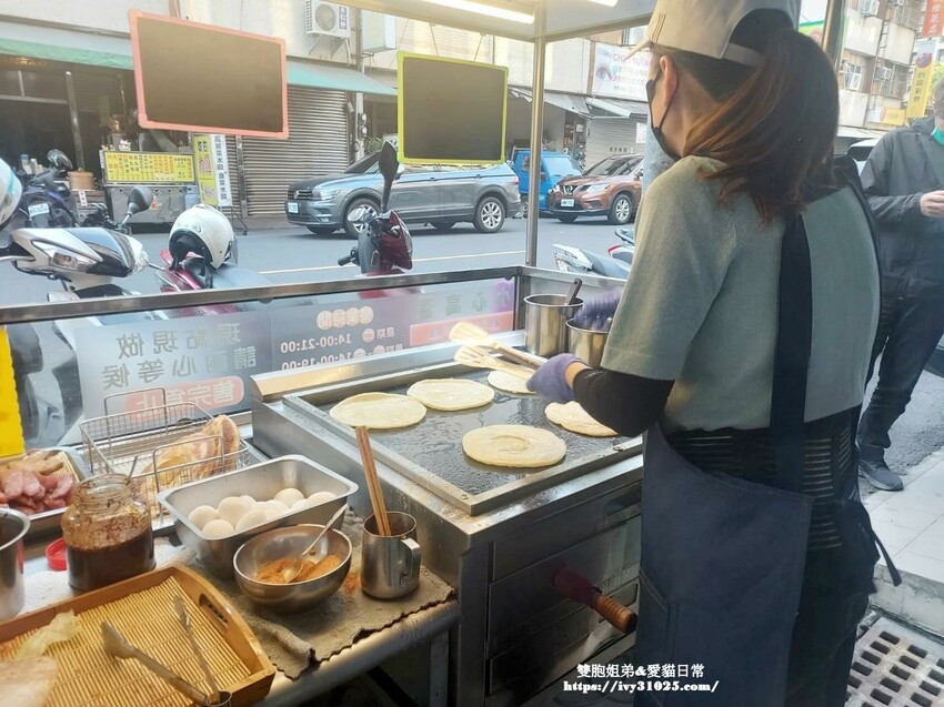 高雄市鳳山區南部首間 河南信陽烤爐雞蛋灌餅｜高雄鳳山大明路上 排隊拿號碼牌