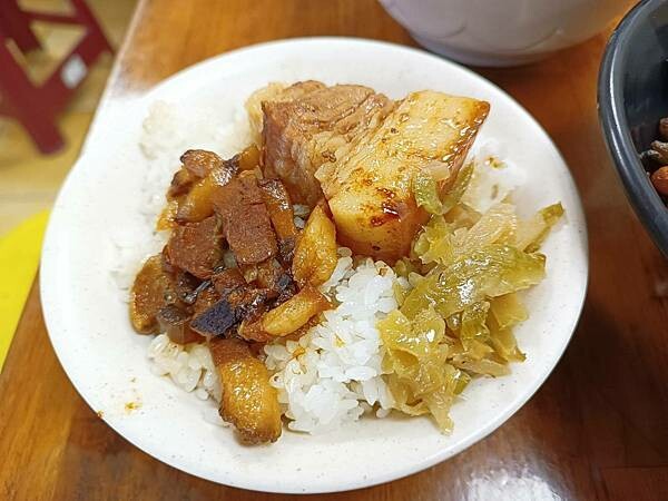 台東縣太麻里鄉太麻里美食推薦【太麻里魯冰花滷肉飯】遠眺著大山,在沉靜的小店裡面吃上家裡的滋味,涮嘴又好吃!台東美食