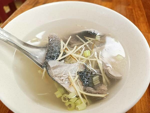 台東縣太麻里鄉太麻里美食推薦【太麻里魯冰花滷肉飯】遠眺著大山,在沉靜的小店裡面吃上家裡的滋味,涮嘴又好吃!台東美食