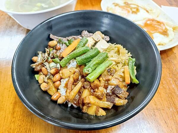 台東縣太麻里鄉太麻里美食推薦【太麻里魯冰花滷肉飯】遠眺著大山,在沉靜的小店裡面吃上家裡的滋味,涮嘴又好吃!台東美食