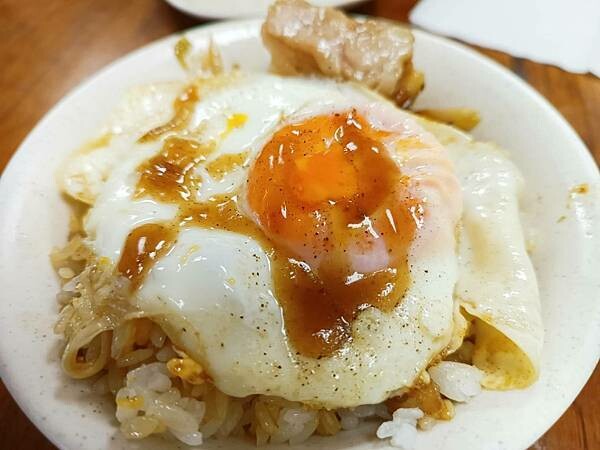 台東縣太麻里鄉太麻里美食推薦【太麻里魯冰花滷肉飯】遠眺著大山,在沉靜的小店裡面吃上家裡的滋味,涮嘴又好吃!台東美食