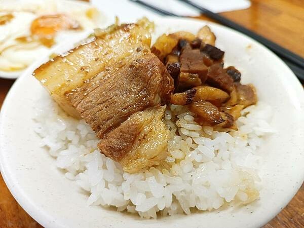 台東縣太麻里鄉太麻里美食推薦【太麻里魯冰花滷肉飯】遠眺著大山,在沉靜的小店裡面吃上家裡的滋味,涮嘴又好吃!台東美食