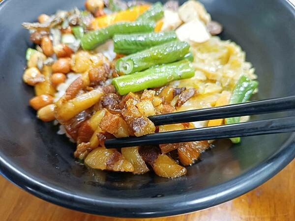 台東縣太麻里鄉太麻里美食推薦【太麻里魯冰花滷肉飯】遠眺著大山,在沉靜的小店裡面吃上家裡的滋味,涮嘴又好吃!台東美食