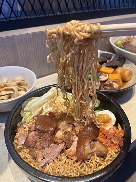 【桃園美食】藝文特區迴轉燒肉吃到飽|一個人也能享受烤肉的樂趣