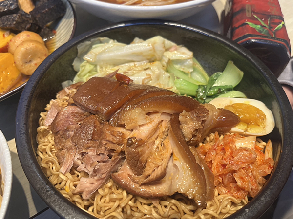 【桃園美食】藝文特區迴轉燒肉吃到飽|一個人也能享受烤肉的樂趣