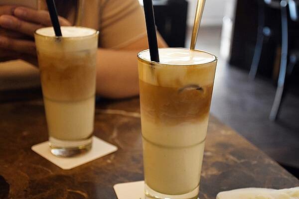 高雄市新興區美麗島站旁最靜謐的咖啡館【CAFE STRADA 步道咖啡】宛如來到小歐洲般的享受~高雄咖啡店推薦