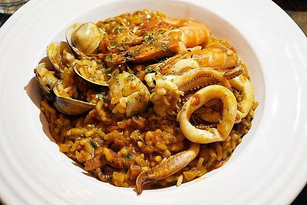 高雄市新興區美麗島站旁最靜謐的咖啡館【CAFE STRADA 步道咖啡】宛如來到小歐洲般的享受~高雄咖啡店推薦