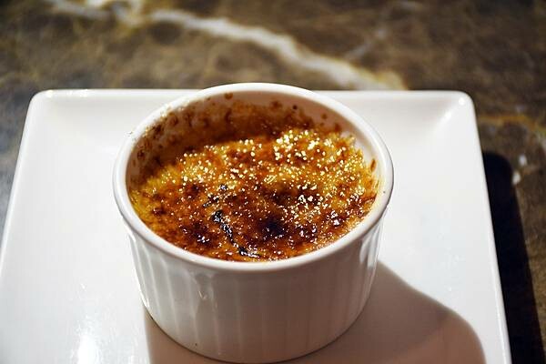 高雄市新興區美麗島站旁最靜謐的咖啡館【CAFE STRADA 步道咖啡】宛如來到小歐洲般的享受~高雄咖啡店推薦