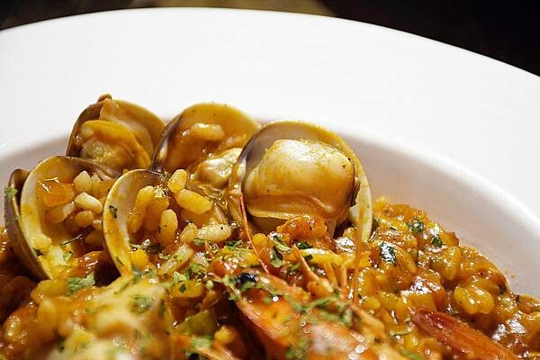 高雄市新興區美麗島站旁最靜謐的咖啡館【CAFE STRADA 步道咖啡】宛如來到小歐洲般的享受~高雄咖啡店推薦