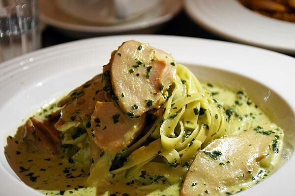 高雄市新興區美麗島站旁最靜謐的咖啡館【CAFE STRADA 步道咖啡】宛如來到小歐洲般的享受~高雄咖啡店推薦