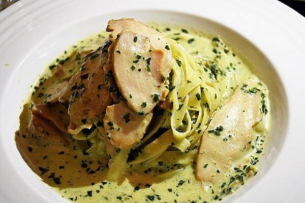 高雄市新興區美麗島站旁最靜謐的咖啡館【CAFE STRADA 步道咖啡】宛如來到小歐洲般的享受~高雄咖啡店推薦