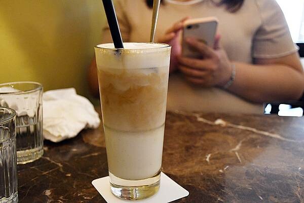 高雄市新興區美麗島站旁最靜謐的咖啡館【CAFE STRADA 步道咖啡】宛如來到小歐洲般的享受~高雄咖啡店推薦