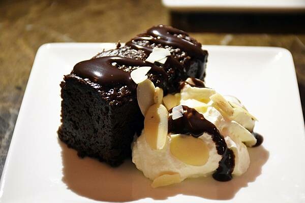 高雄市新興區美麗島站旁最靜謐的咖啡館【CAFE STRADA 步道咖啡】宛如來到小歐洲般的享受~高雄咖啡店推薦