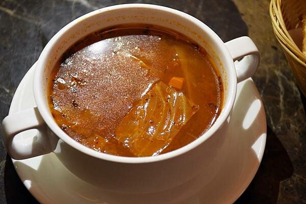 高雄市新興區美麗島站旁最靜謐的咖啡館【CAFE STRADA 步道咖啡】宛如來到小歐洲般的享受~高雄咖啡店推薦