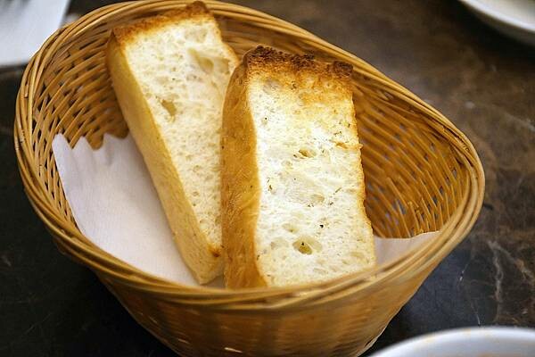 高雄市新興區美麗島站旁最靜謐的咖啡館【CAFE STRADA 步道咖啡】宛如來到小歐洲般的享受~高雄咖啡店推薦