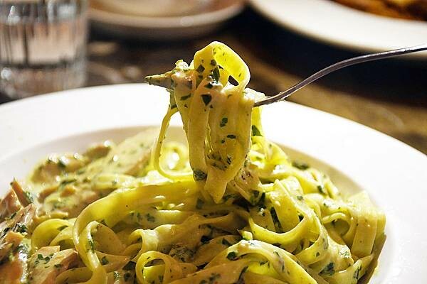 高雄市新興區美麗島站旁最靜謐的咖啡館【CAFE STRADA 步道咖啡】宛如來到小歐洲般的享受~高雄咖啡店推薦