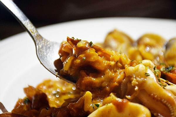 高雄市新興區美麗島站旁最靜謐的咖啡館【CAFE STRADA 步道咖啡】宛如來到小歐洲般的享受~高雄咖啡店推薦