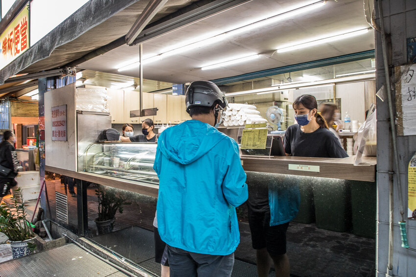 桃園市龜山區家芬豆花火鍋|還沒開門就大排長龍!在地最強傳奇小火鍋