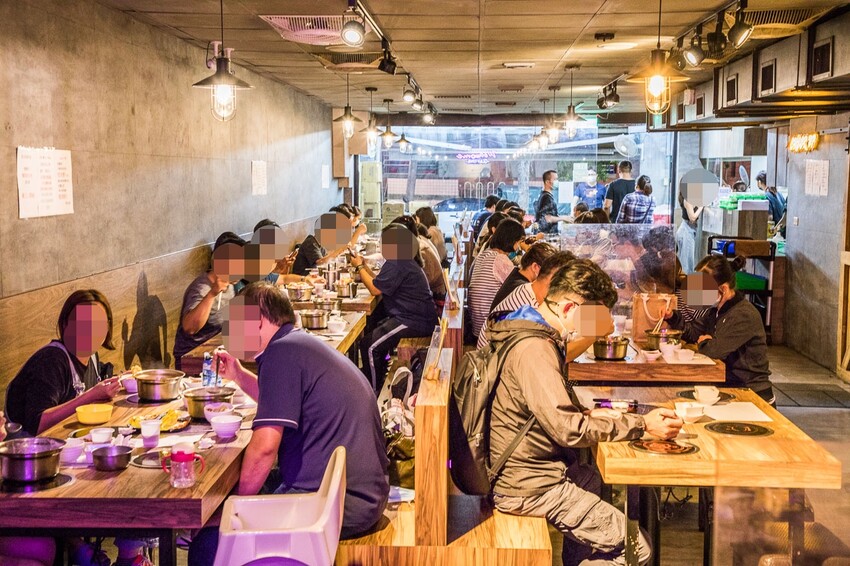 桃園市龜山區家芬豆花火鍋|還沒開門就大排長龍!在地最強傳奇小火鍋