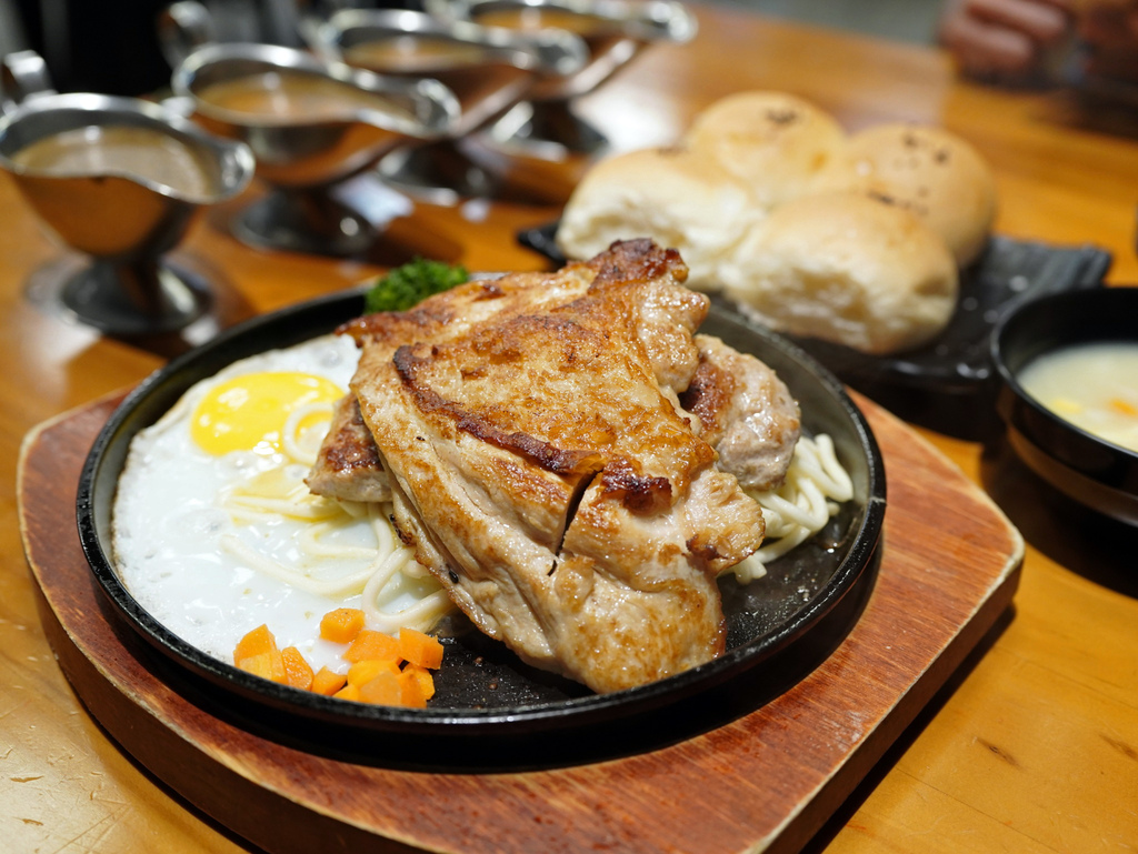 台南平價牛排推薦│魔力牛牛排館│雙拼超值又好吃│鐵板牛排香氣 台南平價牛排推薦│魔力牛牛排館│雙拼超值又好吃│鐵板牛排香氣