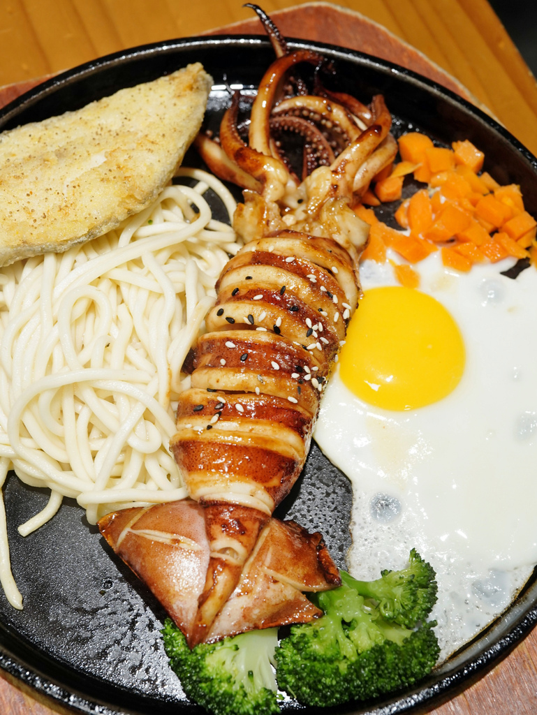 台南平價牛排推薦│魔力牛牛排館│雙拼超值又好吃│鐵板牛排香氣 台南平價牛排推薦│魔力牛牛排館│雙拼超值又好吃│鐵板牛排香氣