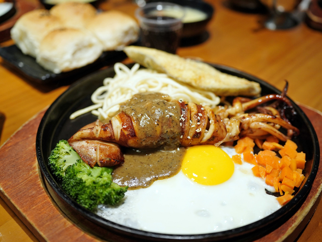 台南平價牛排推薦│魔力牛牛排館│雙拼超值又好吃│鐵板牛排香氣 台南平價牛排推薦│魔力牛牛排館│雙拼超值又好吃│鐵板牛排香氣