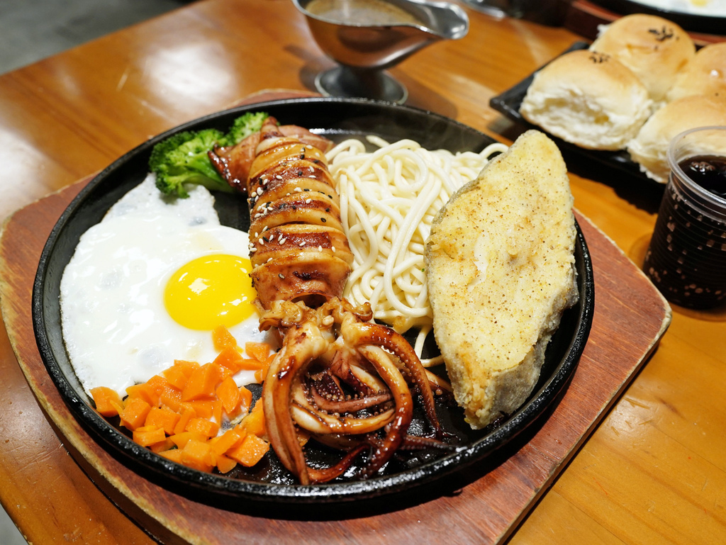 台南平價牛排推薦│魔力牛牛排館│雙拼超值又好吃│鐵板牛排香氣 台南平價牛排推薦│魔力牛牛排館│雙拼超值又好吃│鐵板牛排香氣