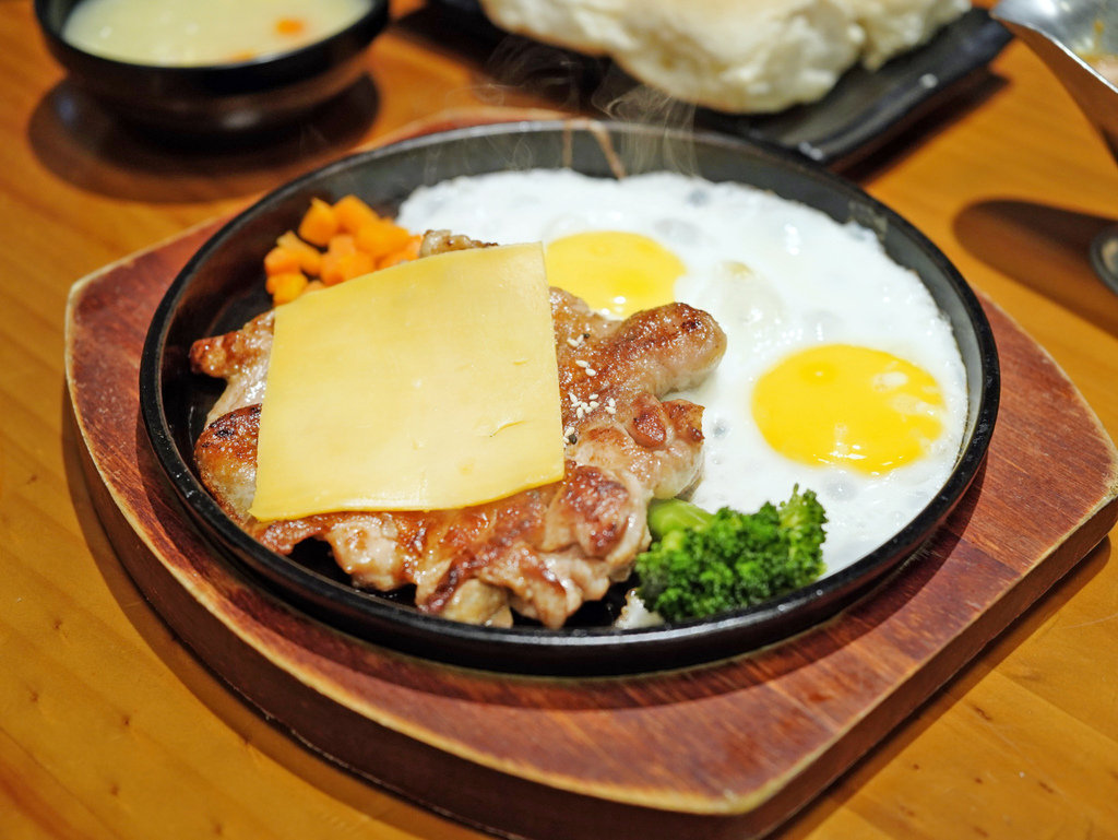 台南平價牛排推薦│魔力牛牛排館│雙拼超值又好吃│鐵板牛排香氣 台南平價牛排推薦│魔力牛牛排館│雙拼超值又好吃│鐵板牛排香氣