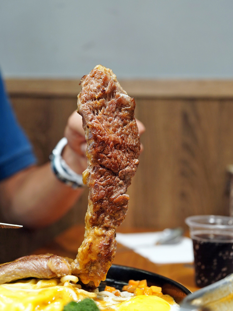 台南平價牛排推薦│魔力牛牛排館│雙拼超值又好吃│鐵板牛排香氣 台南平價牛排推薦│魔力牛牛排館│雙拼超值又好吃│鐵板牛排香氣