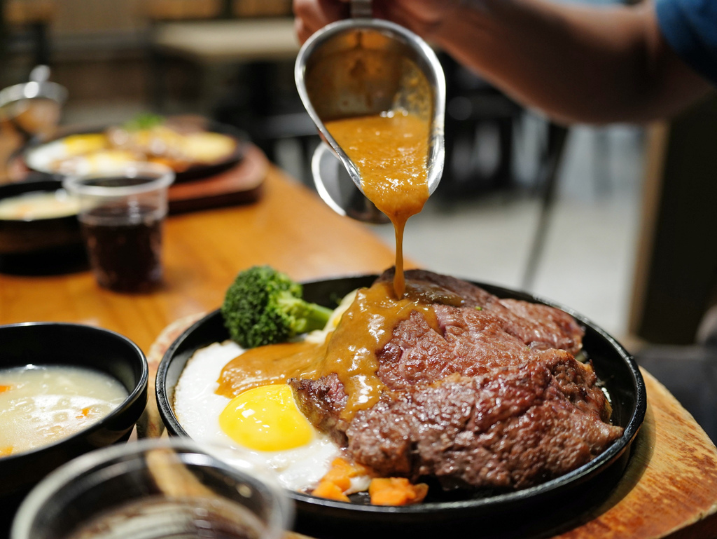 台南平價牛排推薦│魔力牛牛排館│雙拼超值又好吃│鐵板牛排香氣 台南平價牛排推薦│魔力牛牛排館│雙拼超值又好吃│鐵板牛排香氣