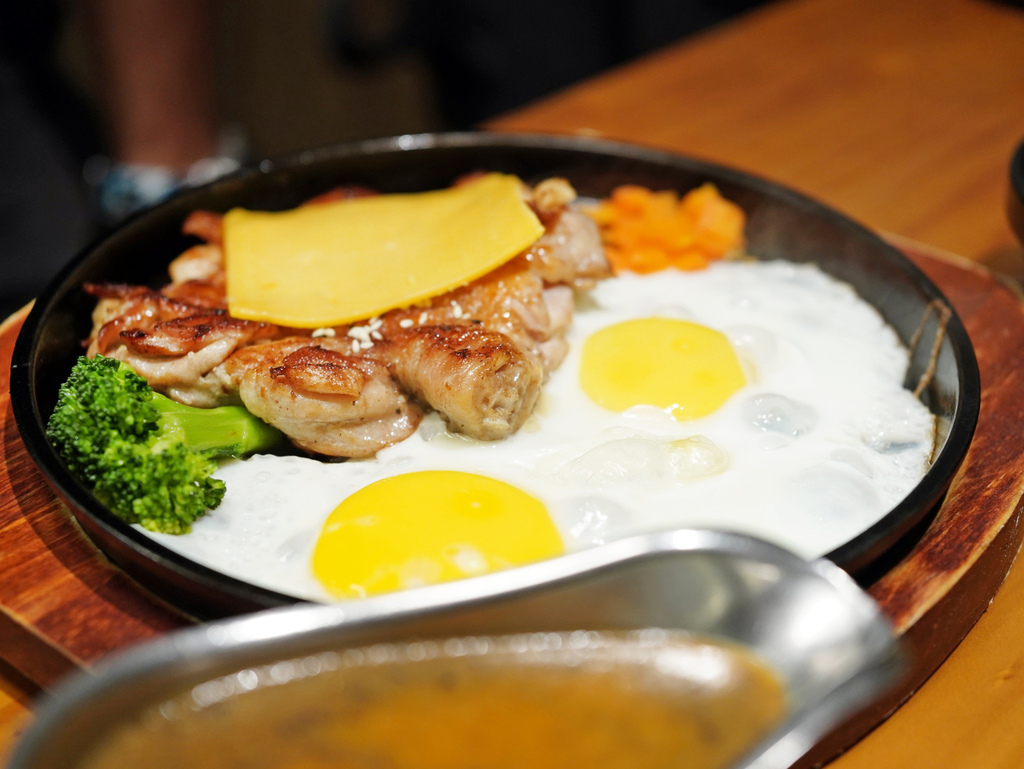 台南平價牛排推薦│魔力牛牛排館│雙拼超值又好吃│鐵板牛排香氣 台南平價牛排推薦│魔力牛牛排館│雙拼超值又好吃│鐵板牛排香氣