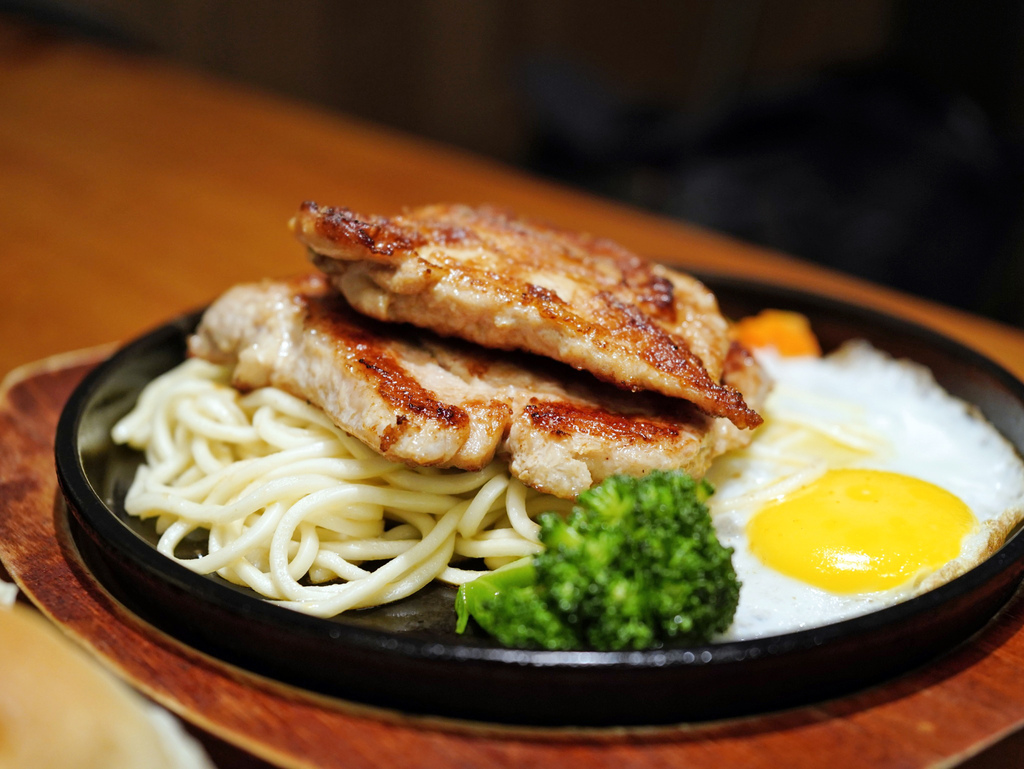 台南平價牛排推薦│魔力牛牛排館│雙拼超值又好吃│鐵板牛排香氣 台南平價牛排推薦│魔力牛牛排館│雙拼超值又好吃│鐵板牛排香氣