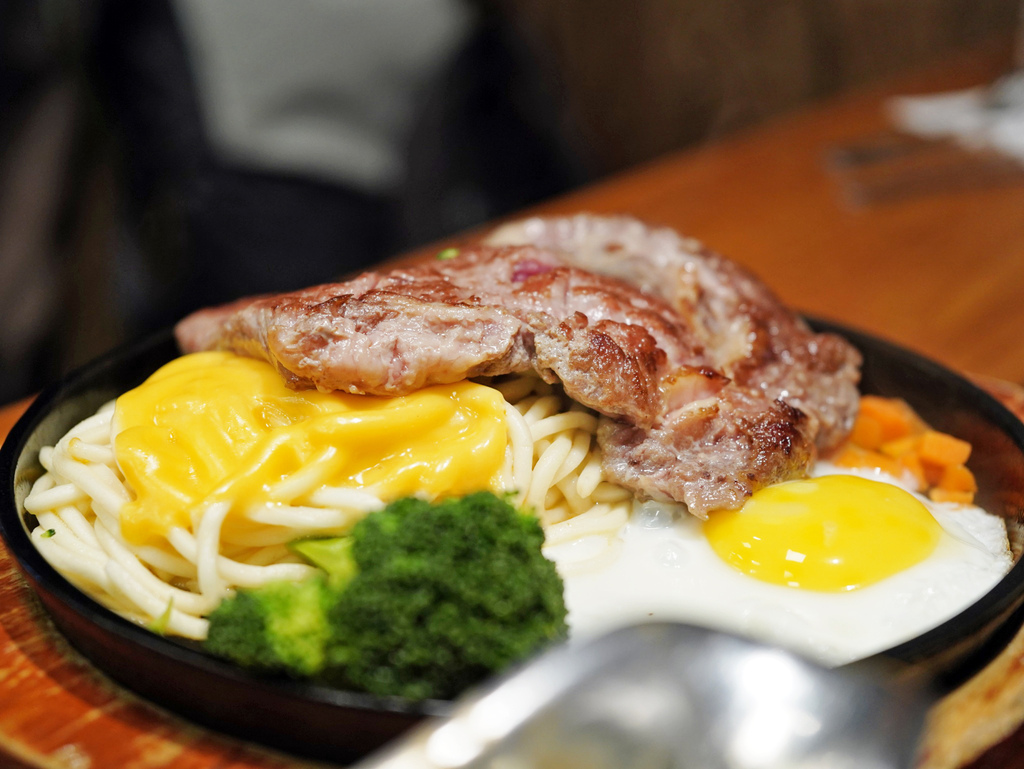 台南平價牛排推薦│魔力牛牛排館│雙拼超值又好吃│鐵板牛排香氣 台南平價牛排推薦│魔力牛牛排館│雙拼超值又好吃│鐵板牛排香氣