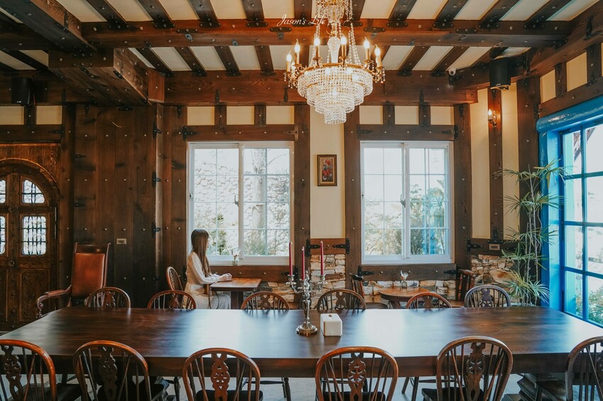 南投縣埔里鎮【南投埔里｜景點】藍色城堡X茱諾法式甜點。以為是國外，原來是在埔里，黃藍色移動城堡開幕了