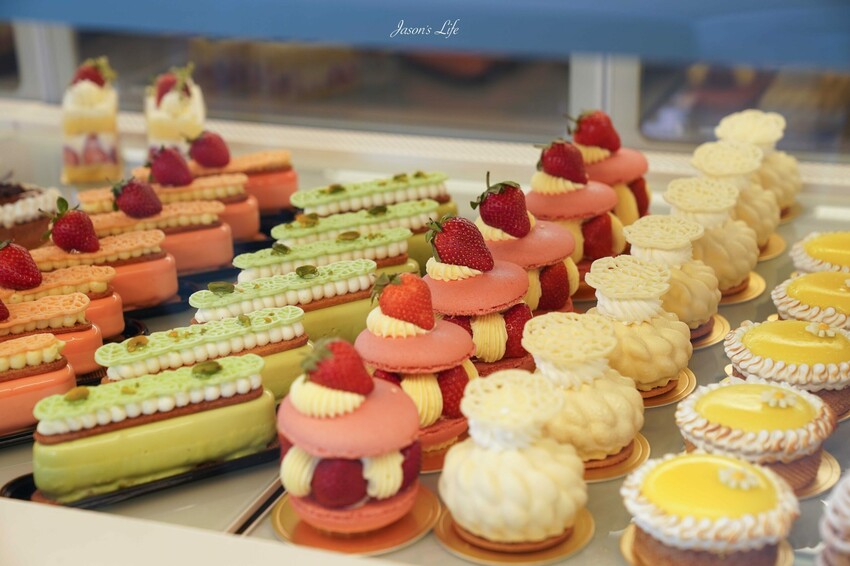 南投縣埔里鎮【南投埔里｜景點】藍色城堡X茱諾法式甜點。以為是國外，原來是在埔里，黃藍色移動城堡開幕了