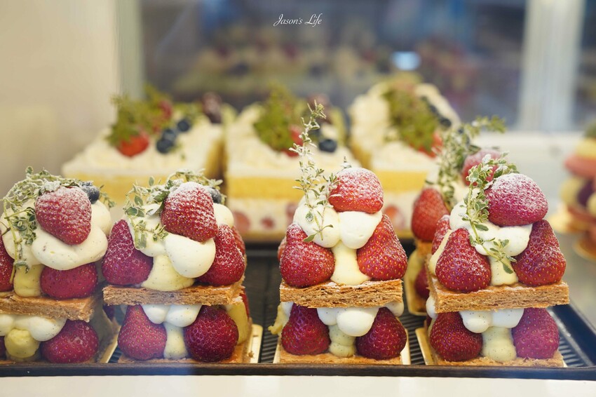 南投縣埔里鎮【南投埔里｜景點】藍色城堡X茱諾法式甜點。以為是國外，原來是在埔里，黃藍色移動城堡開幕了