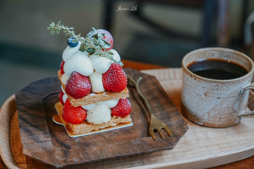 南投縣埔里鎮【南投埔里｜景點】藍色城堡X茱諾法式甜點。以為是國外，原來是在埔里，黃藍色移動城堡開幕了