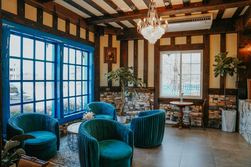 南投縣埔里鎮【南投埔里｜景點】藍色城堡X茱諾法式甜點。以為是國外，原來是在埔里，黃藍色移動城堡開幕了