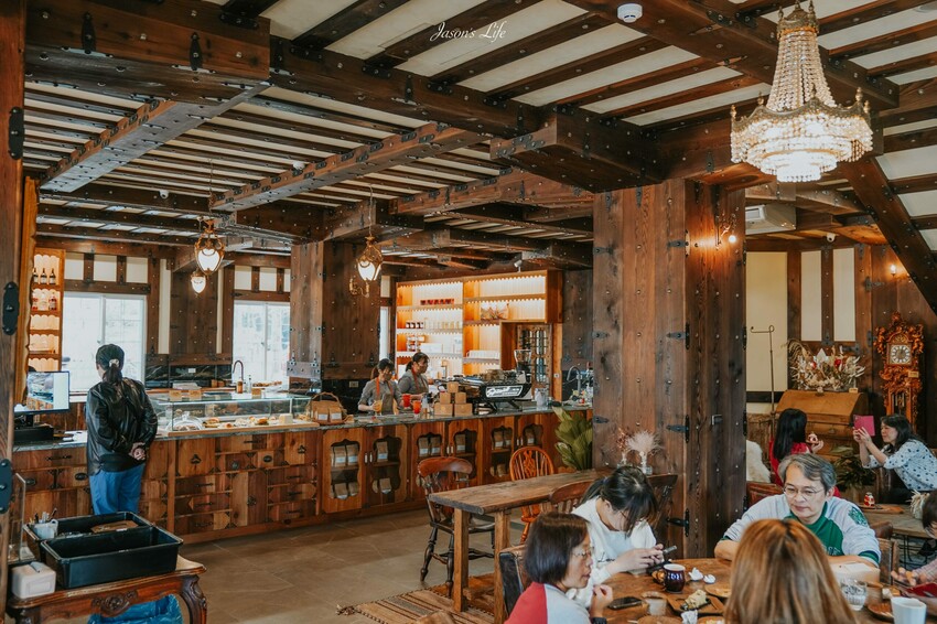 南投縣埔里鎮【南投埔里｜景點】藍色城堡X茱諾法式甜點。以為是國外，原來是在埔里，黃藍色移動城堡開幕了