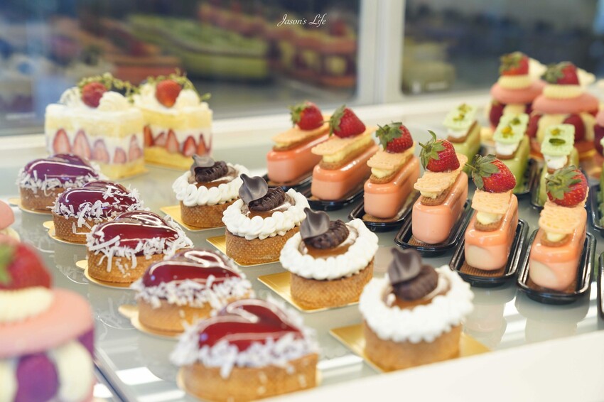 南投縣埔里鎮【南投埔里｜景點】藍色城堡X茱諾法式甜點。以為是國外，原來是在埔里，黃藍色移動城堡開幕了