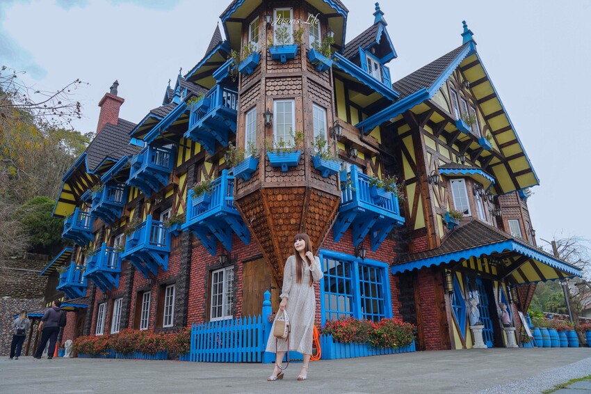 南投縣埔里鎮【南投埔里｜景點】藍色城堡X茱諾法式甜點。以為是國外，原來是在埔里，黃藍色移動城堡開幕了
