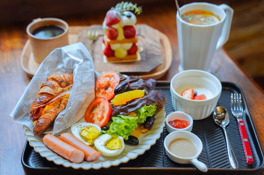 南投縣埔里鎮【南投埔里｜景點】藍色城堡X茱諾法式甜點。以為是國外，原來是在埔里，黃藍色移動城堡開幕了