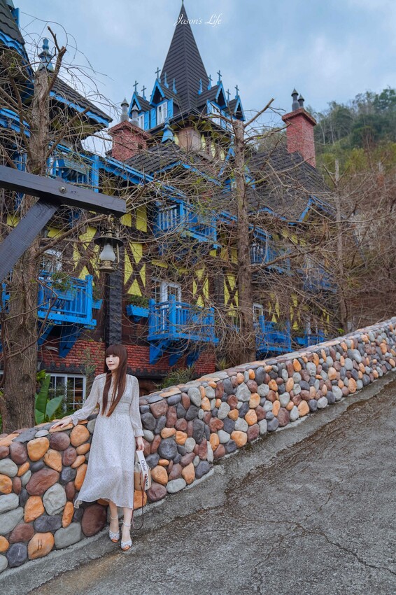 南投縣埔里鎮【南投埔里｜景點】藍色城堡X茱諾法式甜點。以為是國外，原來是在埔里，黃藍色移動城堡開幕了