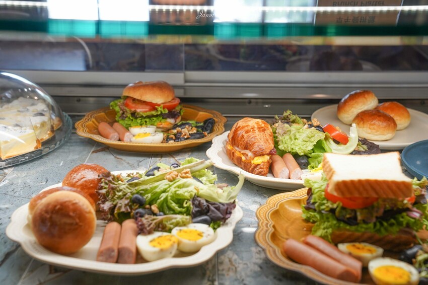 南投縣埔里鎮【南投埔里｜景點】藍色城堡X茱諾法式甜點。以為是國外，原來是在埔里，黃藍色移動城堡開幕了