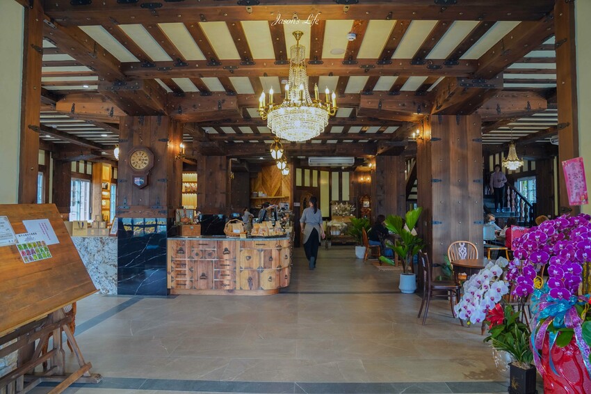 南投縣埔里鎮【南投埔里｜景點】藍色城堡X茱諾法式甜點。以為是國外，原來是在埔里，黃藍色移動城堡開幕了